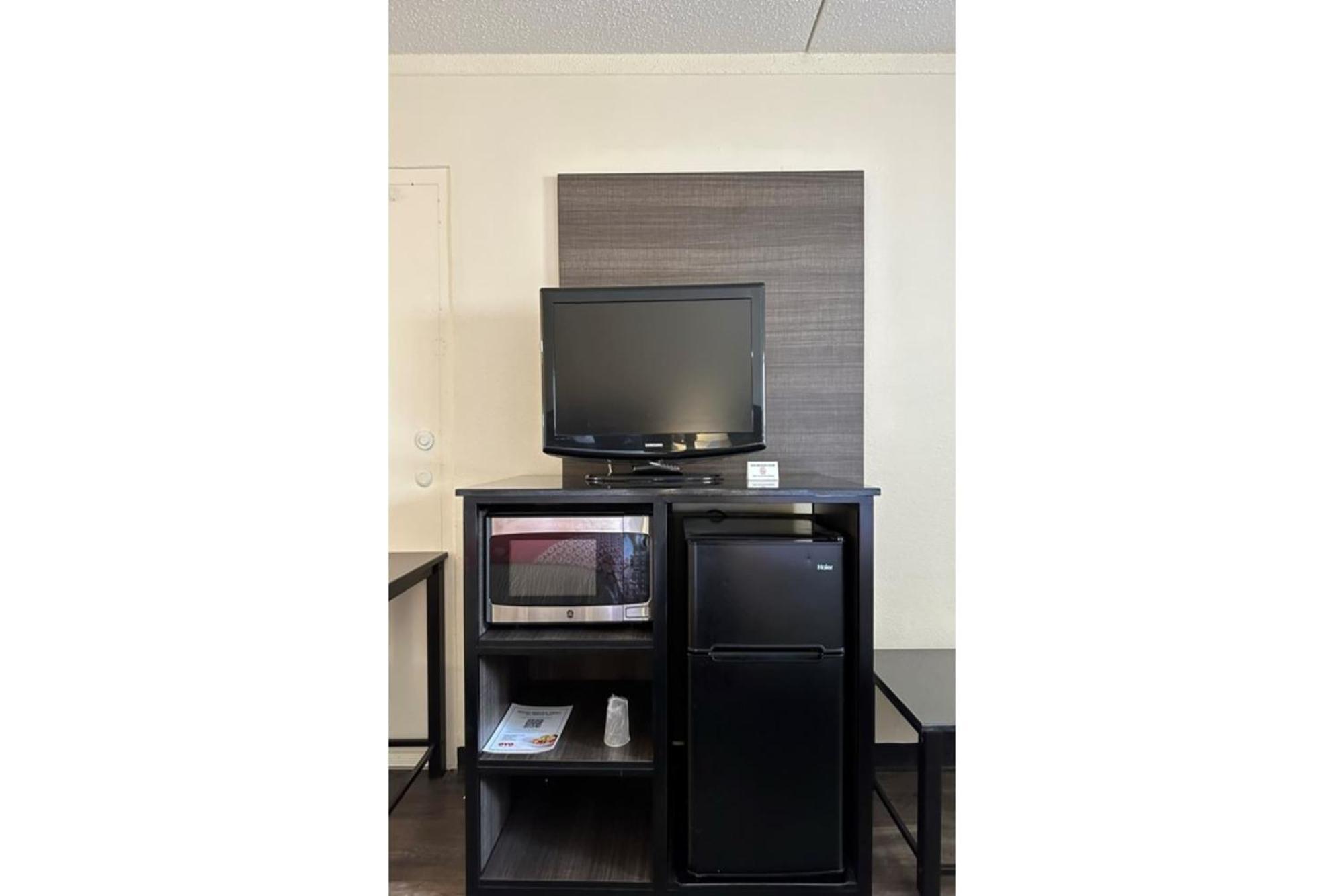 Oyo Hotel San Antonio Lackland Afb Seaworld Hwy 90 W Exterior photo