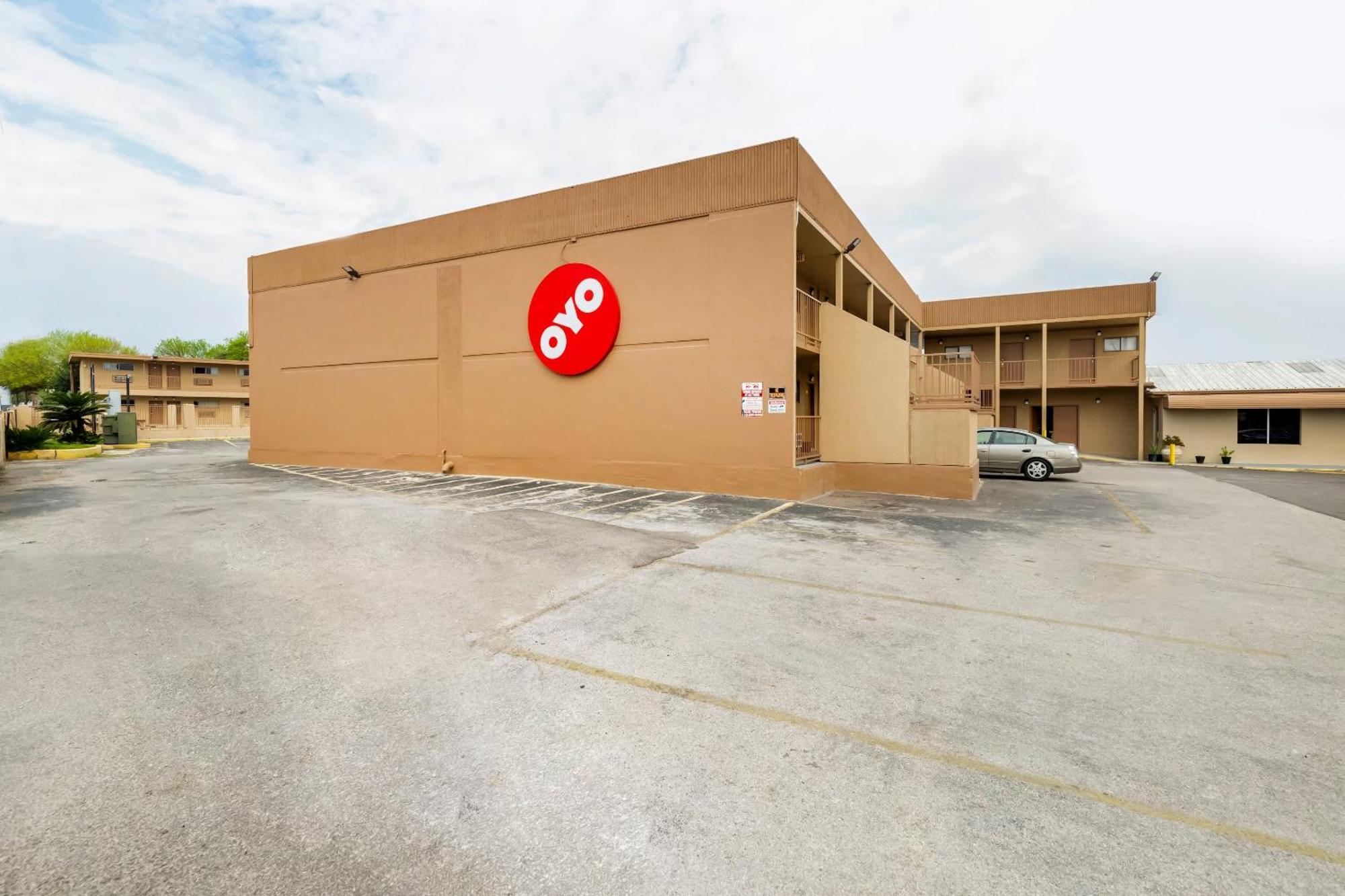 Oyo Hotel San Antonio Lackland Afb Seaworld Hwy 90 W Exterior photo