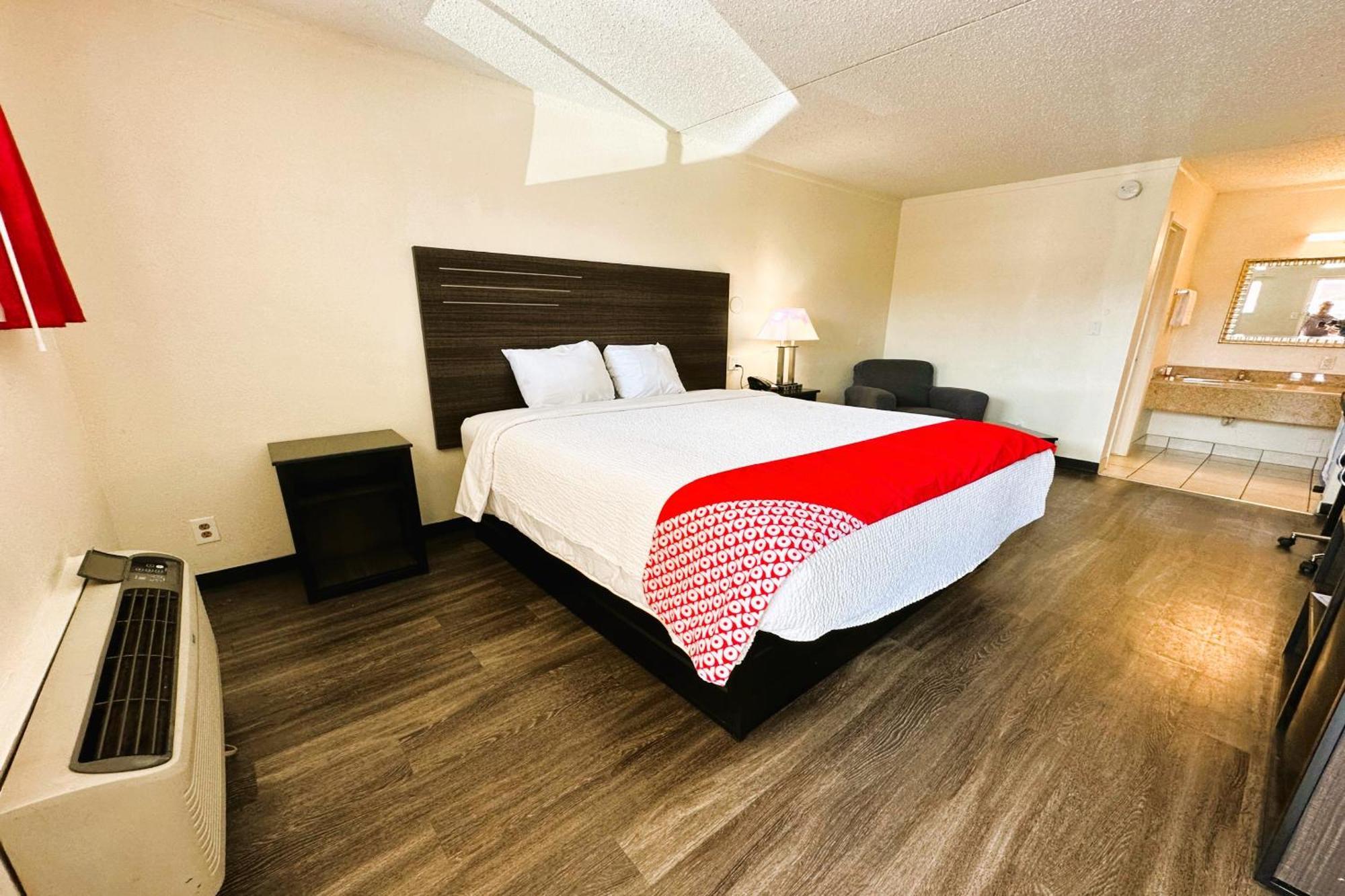 Oyo Hotel San Antonio Lackland Afb Seaworld Hwy 90 W Exterior photo