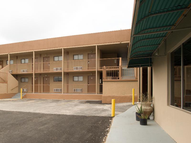 Oyo Hotel San Antonio Lackland Afb Seaworld Hwy 90 W Exterior photo
